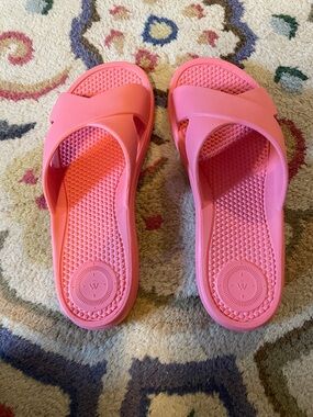 Totes Pink Coral Crossband Slide Sandals